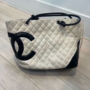 Vintage quilted channel shoulder bag.